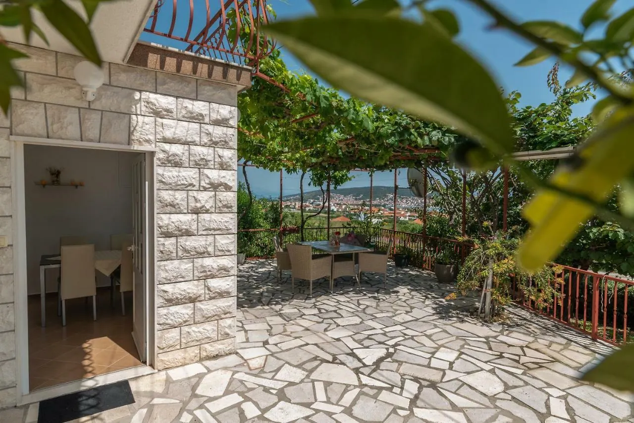 Apartment Nives Trogir 0*,